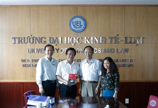 PGS.TS Nguyễn Tấn Phát thăm và tặng sách cho Thư viện UEL