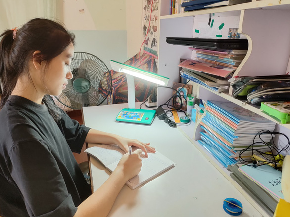 Con biết từ đây mình mồ côi rồi, phải tự lo liệu cuộc đời...