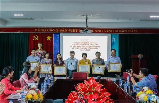 Khen thưởng các hoạt động Công đoàn Trường Đại học Kinh tế - Luật năm học 2017-2018