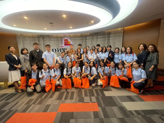 Hai sinh viên Trường Đại học Kinh tế - Luật nhận giải ICAEW toàn cầu