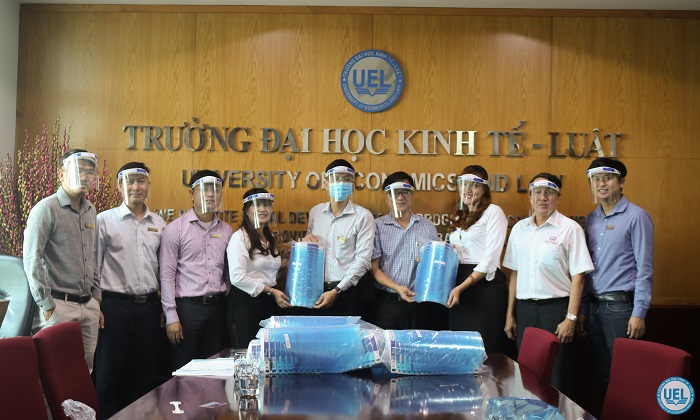 Công ty TNHH SXTM In Minh Mẫn trao tặng, ủng hộ công tác phòng chống dịch Covid-19 của UEL, ĐHQG-HCM
