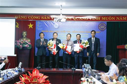 UEL trao quyết định các chương trình đào tạo mới và công bố ngưỡng đảm bảo chất lượng đầu vào 2019