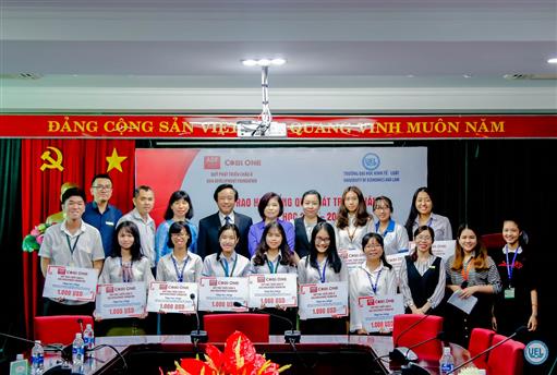 Quỹ Phát triển châu Á trao học bổng năm học 2018-2019 cho sinh viên Trường Đại học Kinh tế - Luật
