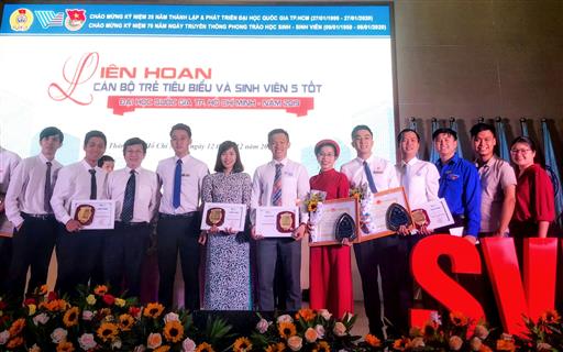 UEL có 12 Cán bộ trẻ tiêu biểu và 27 sinh viên 5 tốt ĐHQG-HCM được tuyên dương năm 2019