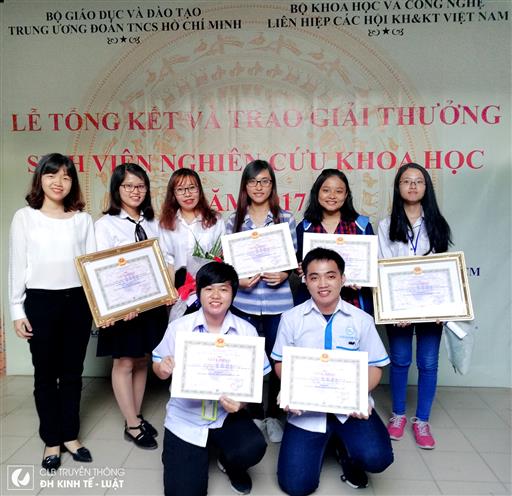 2 Nhóm sinh viên đạt giải ba giải thưởng sinh viên nghiên cứu khoa học cấp bộ năm 2017.