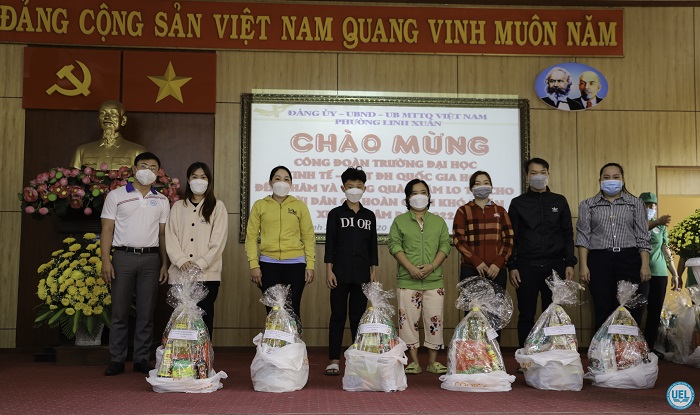 Công đoàn UEL đến thăm và tặng quà Tết cho các hoàn cảnh khó khăn ở phường Linh Xuân, thành phố Thủ Đức