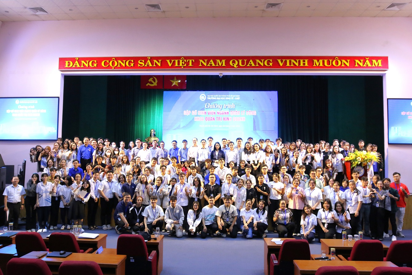 Gặp mặt sinh viên ngành Quản lý công, Khoa Quản trị kinh doanh