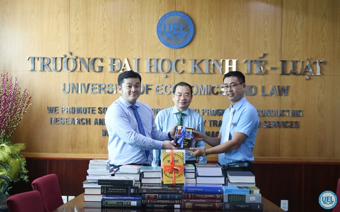 Đại học Indiana (Hoa Kỳ) trao tặng 78 đầu sách ngoại văn đến UEL