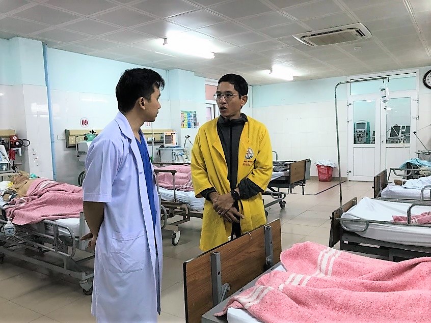 Lãnh đạo UEL đến thăm hai chị em sinh viên Ngô Thị Diệu Hương