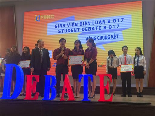 Chúc mừng Đội sinh viên UEL - Quán quân cuộc thi "Biện luận sinh viên - Student Debate 2017"