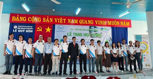 Trao 17 suất học bổng cho học sinh có hoàn cảnh khó khăn, học giỏi tại Trường chuyên Lê Quý Đôn