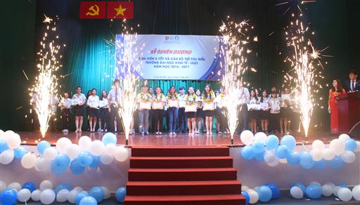 Lễ Tuyên dương Sinh viên 5 tốt và Cán bộ trẻ tiêu biểu Trường Đại học Kinh tế - Luật năm học 2016 - 2017