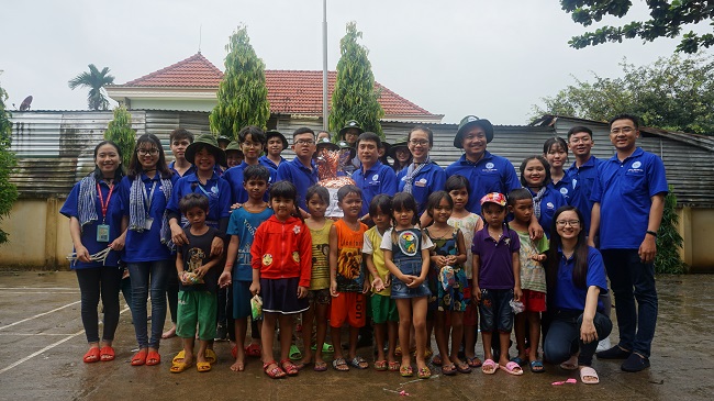 [MHX2018] Lãnh đạo nhà trường thăm chiến sĩ Mùa hè xanh 2018: Món quà nhỏ, tinh thần lớn!