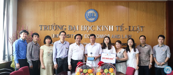 Sinh viên Ngô Thị Diệu Hương cùng gia đình đến thăm và cảm ơn UEL