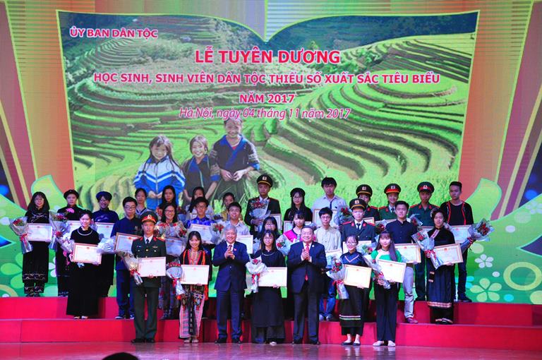 Sinh viên Châu Thanh (K17410) - Thủ khoa ngành Marketing được tuyên dương sinh viên dân tộc thiểu số xuất sắc, tiêu biểu năm 2017