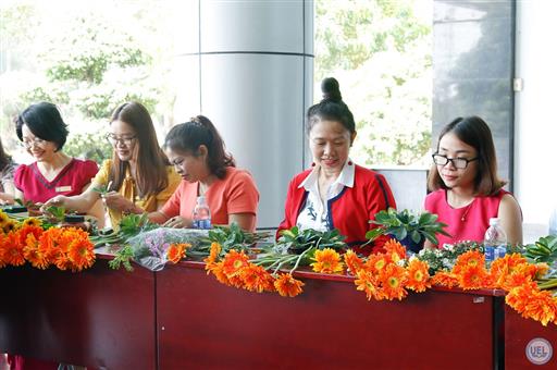 Tọa đàm chia sẻ và hướng dẫn cắm hoa trang trí nhân dịp 8-3