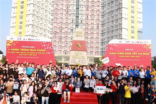 ĐHQG-HCM, UEL thăm và động viên sinh viên nhân dịp Xuân Giáp Thìn 2024