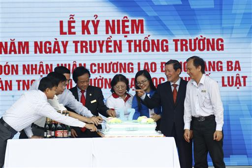 Đoàn trường Đại học Kinh tế - Luật nhận Huân chương Lao động Hạng ba trong ngày Truyền thống Trường