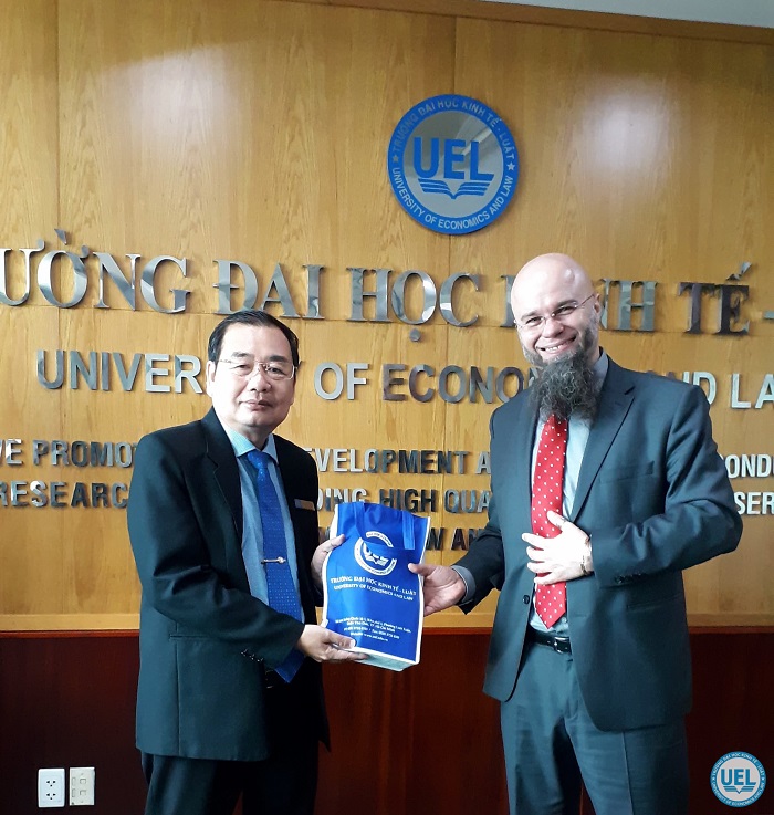 UEL làm việc với TS. Remigiusz Gawlk, Trường ĐH Kinh tế Crakow (Ba Lan)