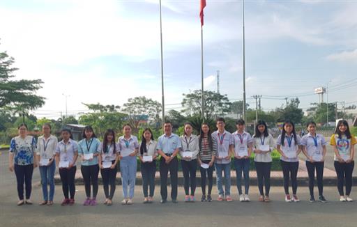 Trao hỗ trợ 43 sinh viên của Trường có gia đình bị thiệt hại do đợt bão số 12