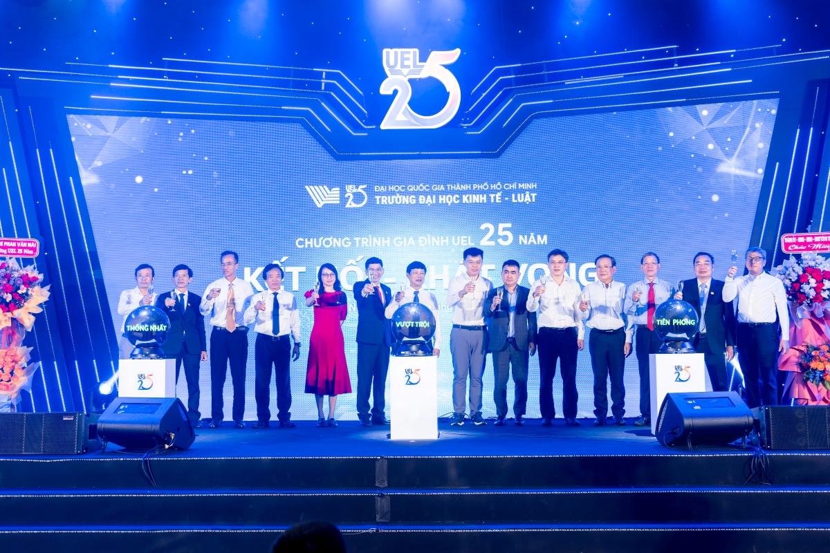 Chúc mừng 25 năm ngày thành lập Trường Đại học Kinh tế - Luật (06/11/2000 - 06/11/2025)